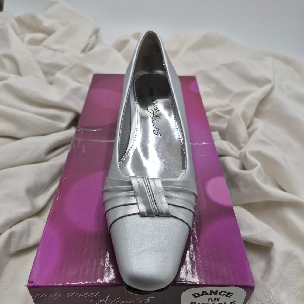 NEW Easy Street Waive pump silver satin finish ruched toe detailing Women 8.5